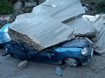 चमोली: बोल्डर गिरने से चार वाहन क्षतिग्रस्त- वीडियो
